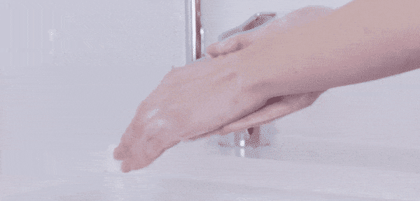 Washing hands before putting on contact lenses in compliance with WHO guidelines on covid-19